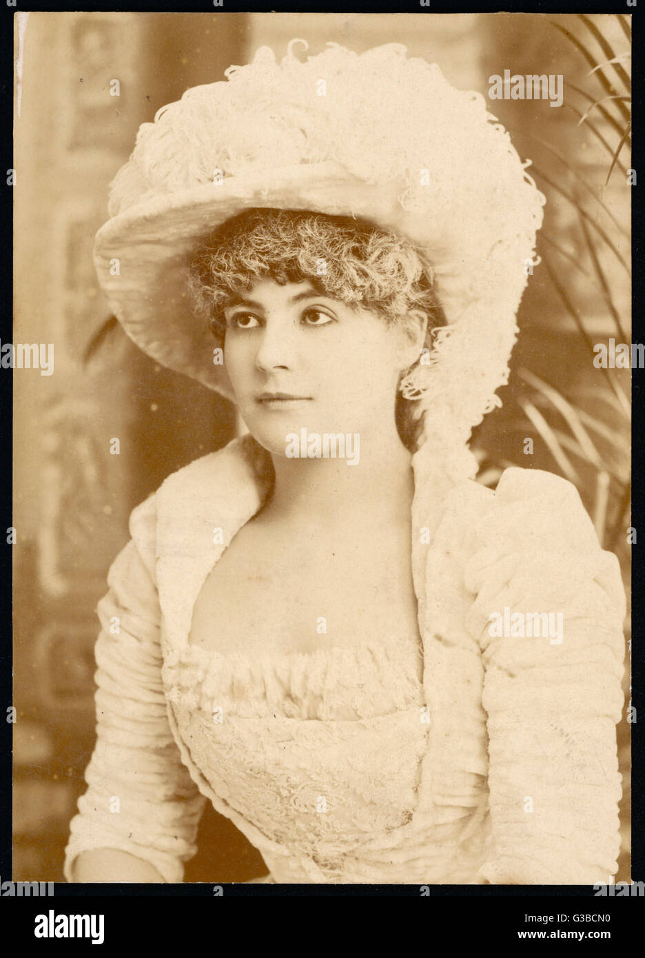 Une jeune femme victorienne en chapeau assorti et robe. Date : vers 1890  Photo Stock - Alamy