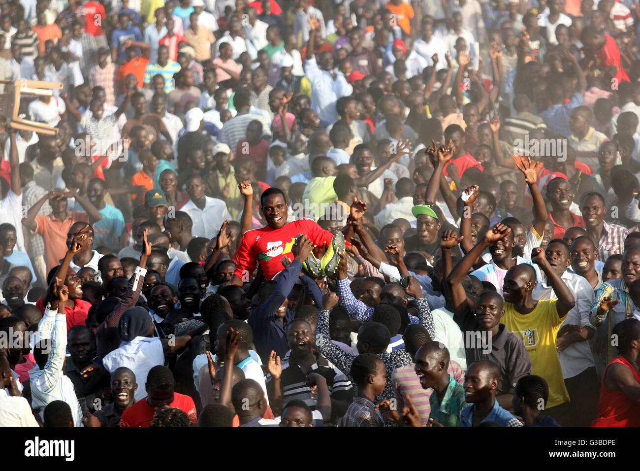 Kibuli Secondary school fans jubilate après la victoire de l'Ouganda au cours de la finale du championnat de football Copa Coca-Cola à Soroti. Banque D'Images