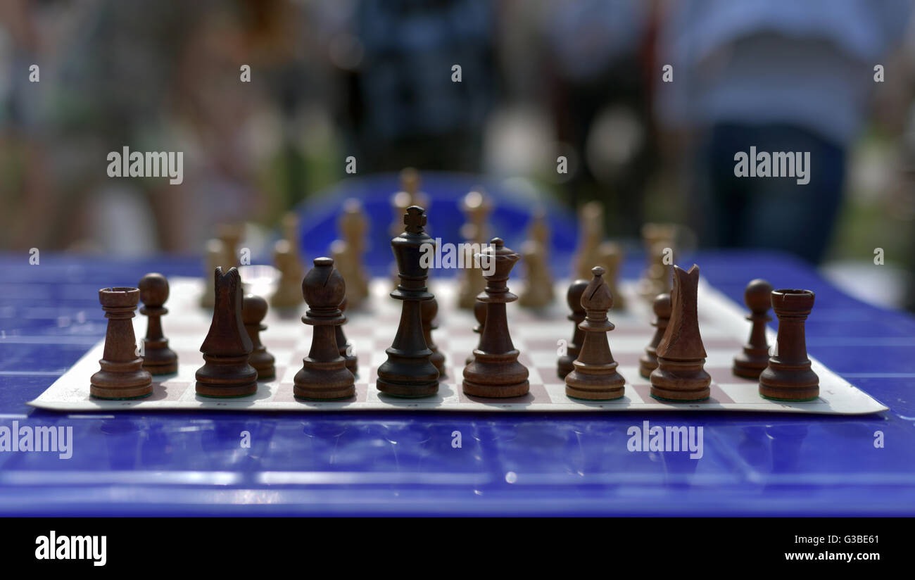 Conseil d'échecs avec pièces en prévision de joueurs dans le parc Banque D'Images