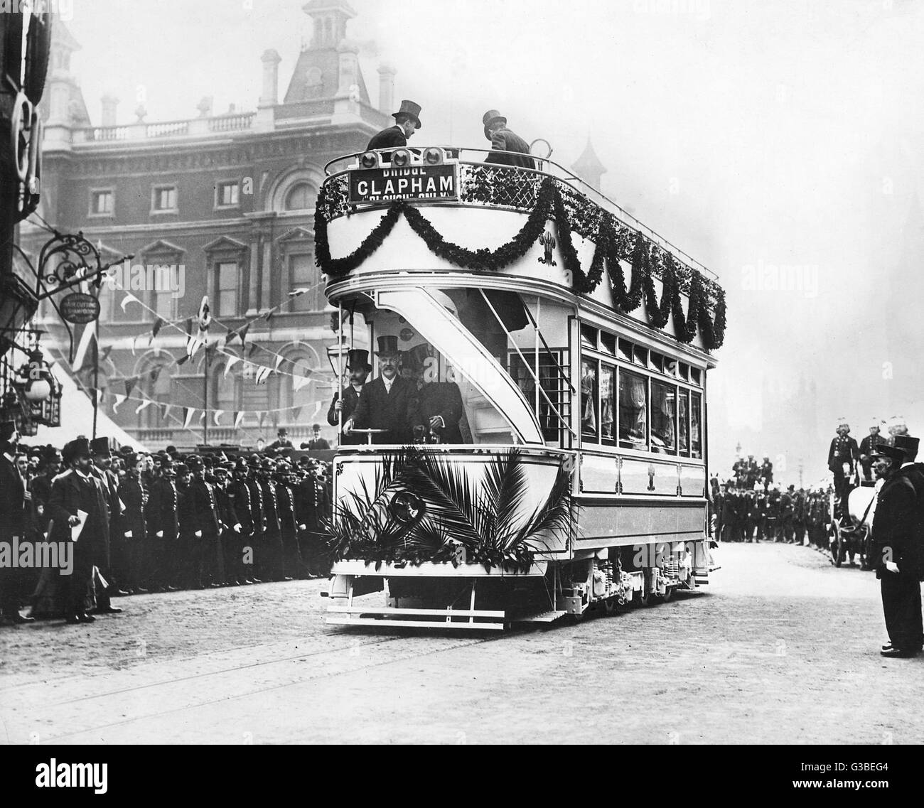 Ligne londoniens les trottoirs et un camion de pompiers écarte comme London's premier tramway électrique chefs de Clapham. Date : 1903 Banque D'Images