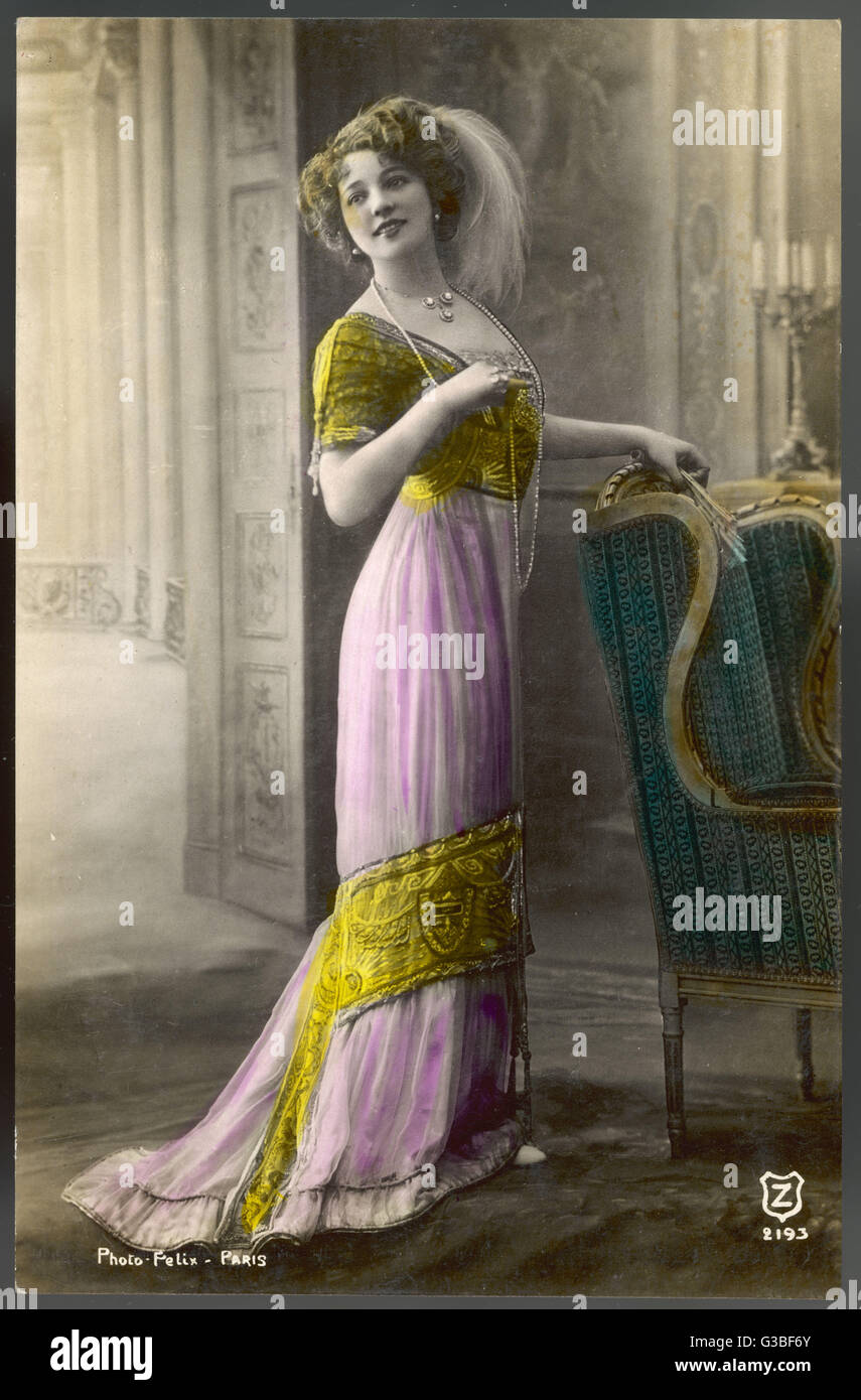 Rose - Or Gown vers 1911 Banque D'Images