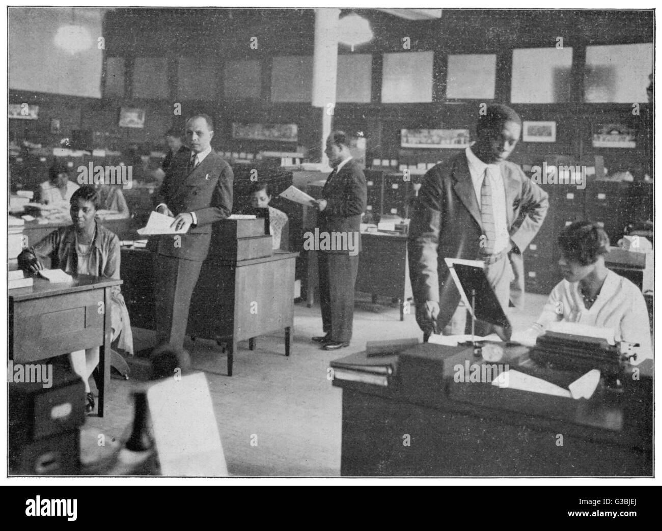 Le bureau de New York de la National Association for the Advancement of Colored People. Membres inclus Thurgood Marshall, Ida Durand-brager et W E B DuBois. Date : 1933 Banque D'Images