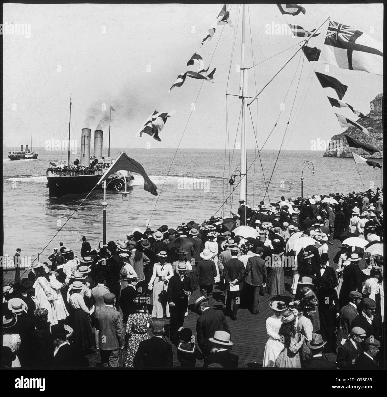 Une clameur des foules d'obtenir un bon aperçu de 'St. Elvies" un bateau à aubes du Liverpool et le Nord du Pays de Galles Steamship Co., à Llandudno, au nord du Pays de Galles. Date : 1899 Banque D'Images