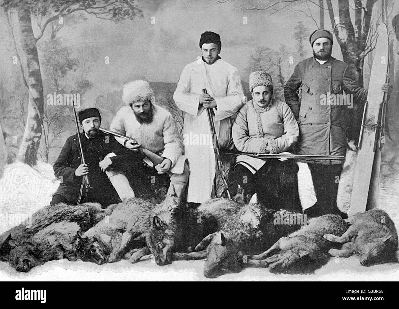 Fils de Tolstoï après une expédition de chasse réussie, avec les corps de huit loups abattus sans raison évidente. Date : vers 1900 Banque D'Images