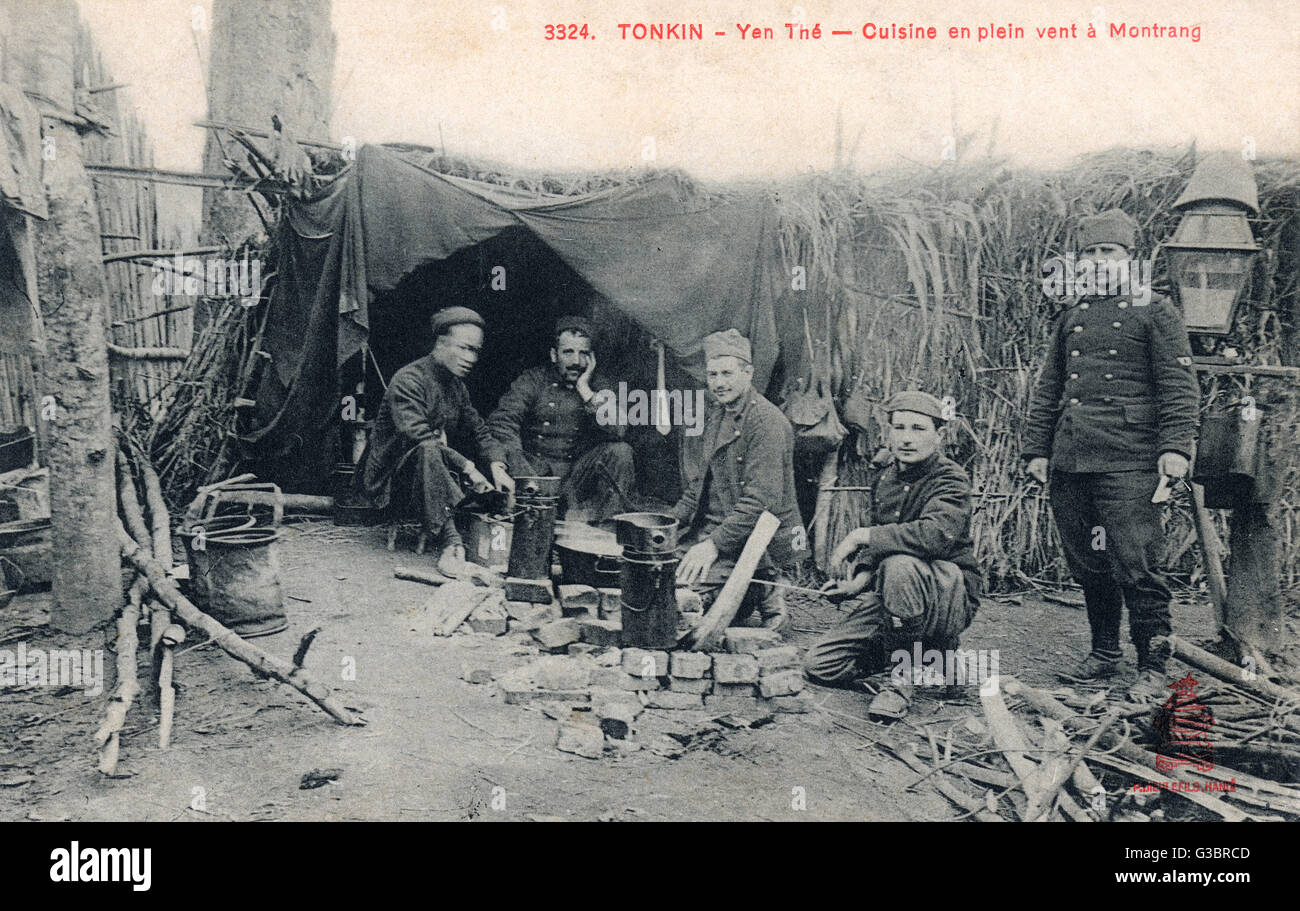 Vietnam - Montrang - les soldats français cuisent en plein air Banque D'Images