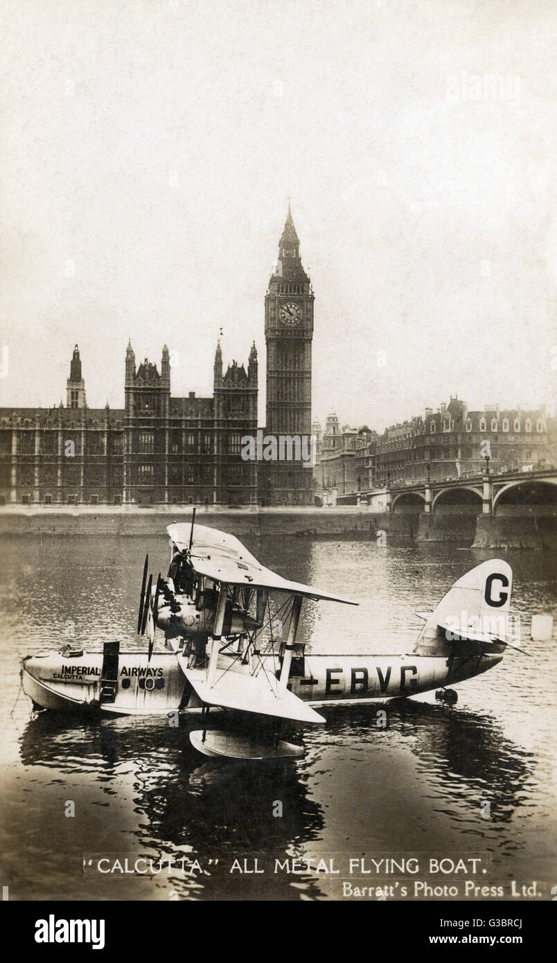 Des voies aériennes impériales Flying Boat - 'Calcutta' - all-metal flying boat le River Thamas par Westminster Bridge devant les Chambres du Parlement et Big Ben au 1er août 1928. Date : 1928 Banque D'Images
