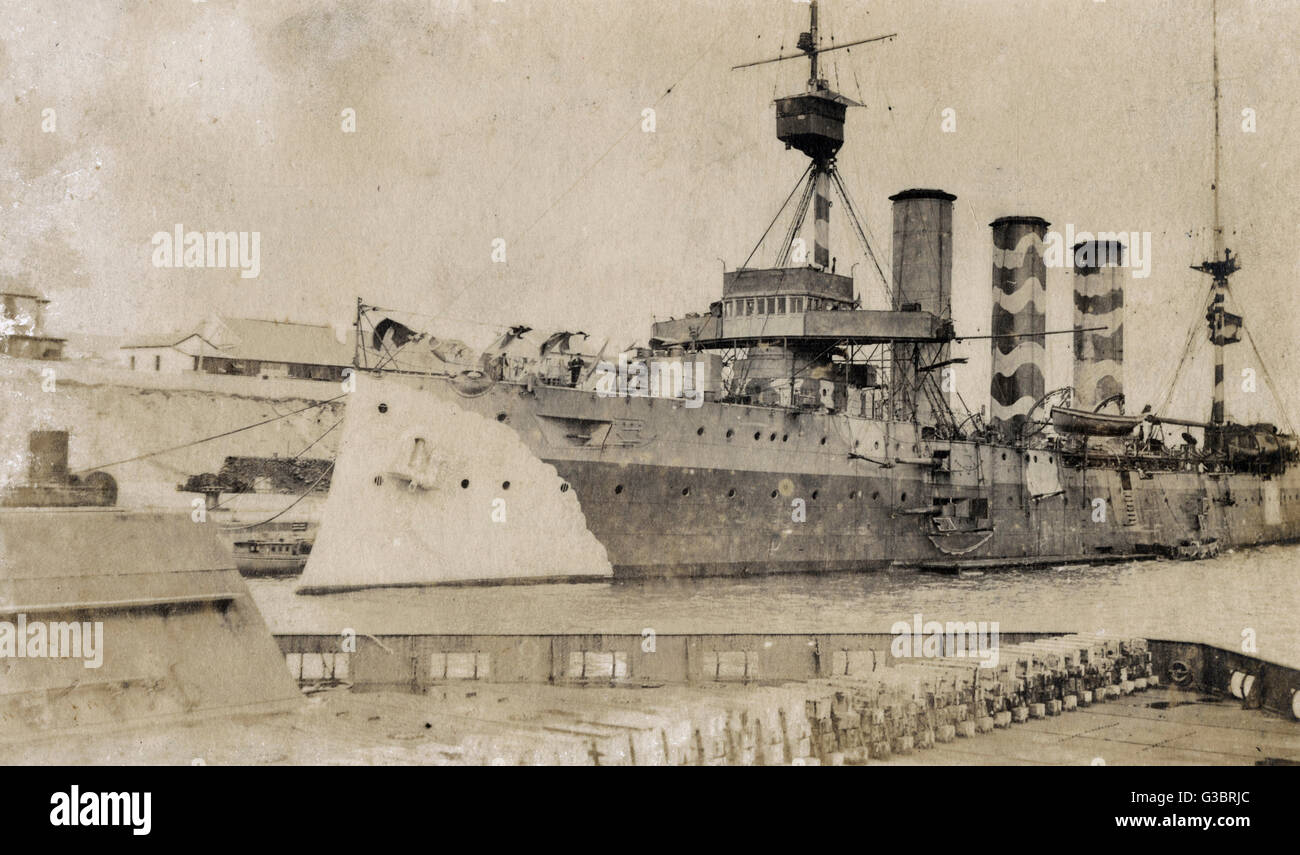 Un croiseur de la classe Monmouth britannique HMS Cornwall, peut-être, qu'on voit ici avec la peinture de camouflage durant la Première Guerre mondiale. Date : 1917-1918 Banque D'Images