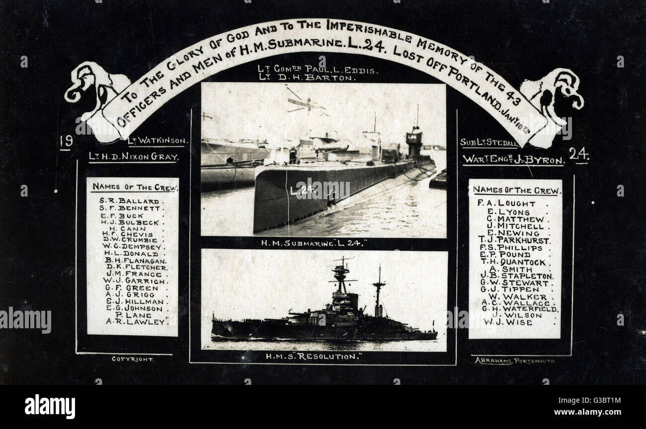 Sous-marin britannique HMS L24 avec memorial casualty tableau d'honneur des 43 officiers et hommes perdu au large de Portland Bill dans la Manche le 10 janvier 1924, à la suite d'une collision avec le cuirassé HMS Résolution au cours d'un exercice. Date : 1924 Banque D'Images