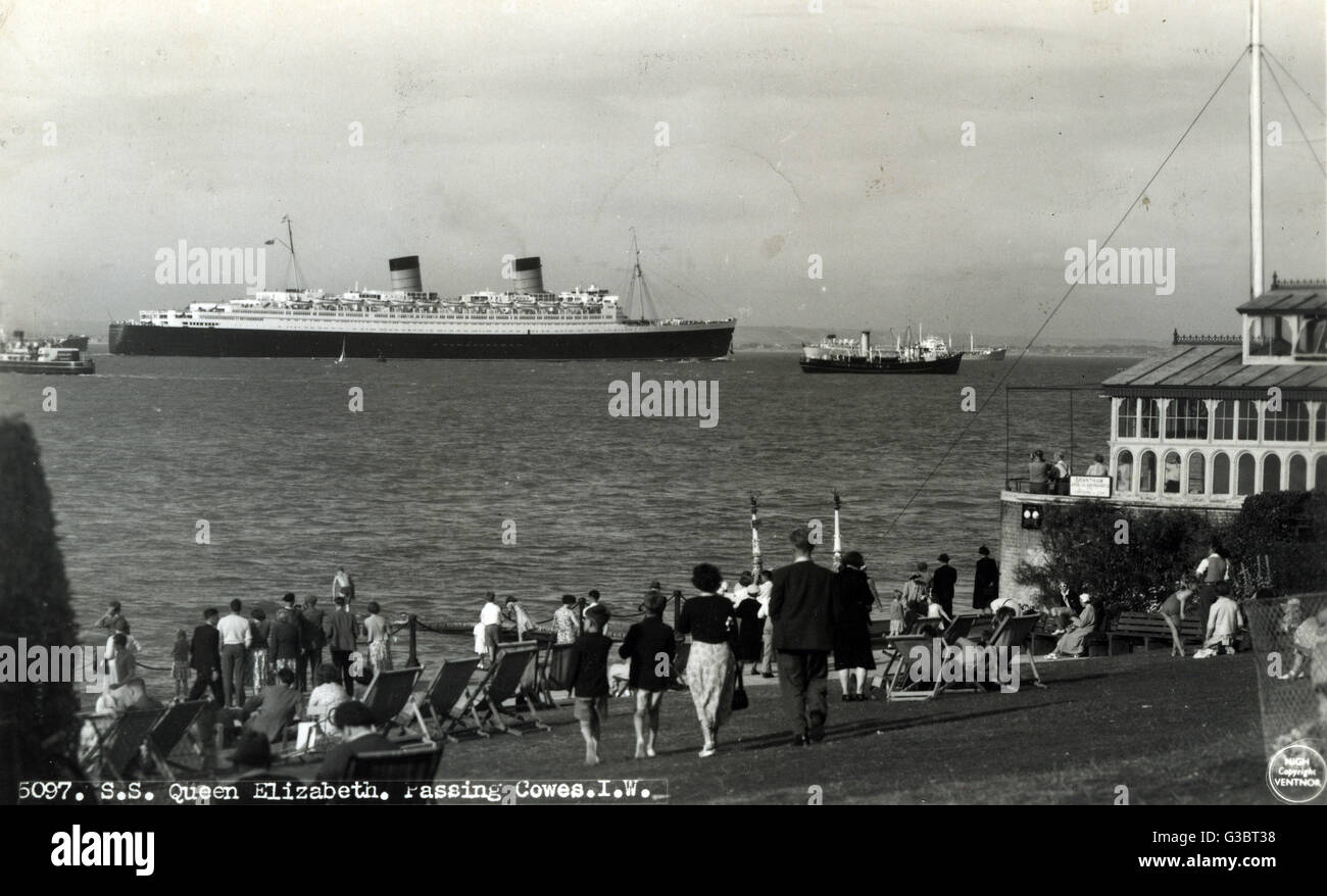 RMS Queen Elizabeth, Cunard paquebot, passant Cowes, île de Wight. Date : 1950 Banque D'Images