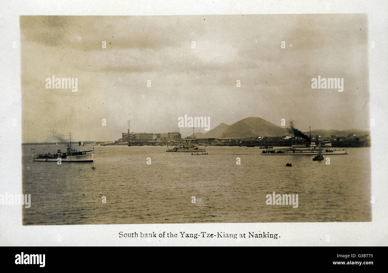 Le HMS Suffolk (55), comté britannique croiseur lourd de classe destroyer, avec D07 et une canonnière sur la rive sud de la rivière Yangtze, à Nankin (Nanjing), en Chine. Date : vers 1929 Banque D'Images