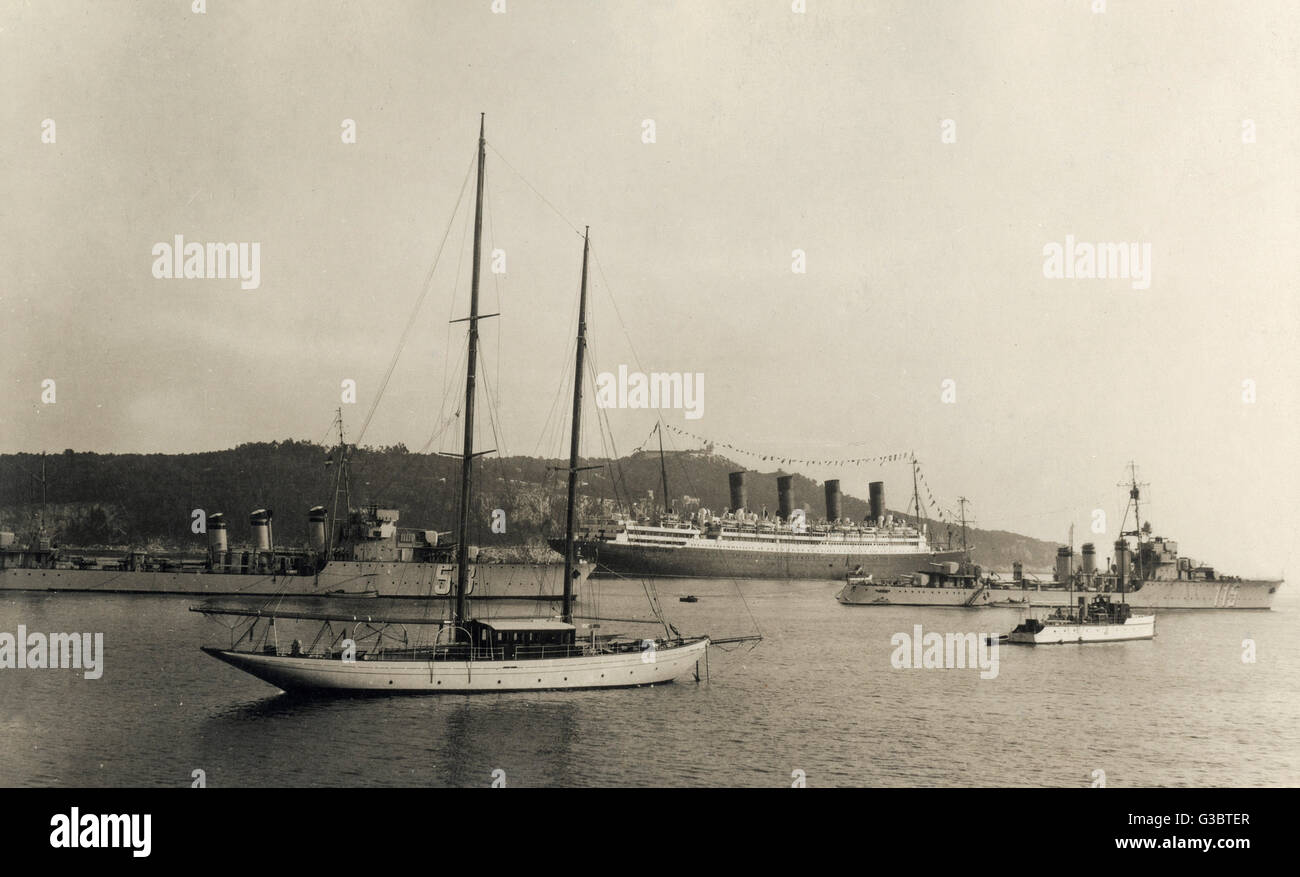 RMS Aquitania, navire de croisière, avec destroyers, WW1 Banque D'Images