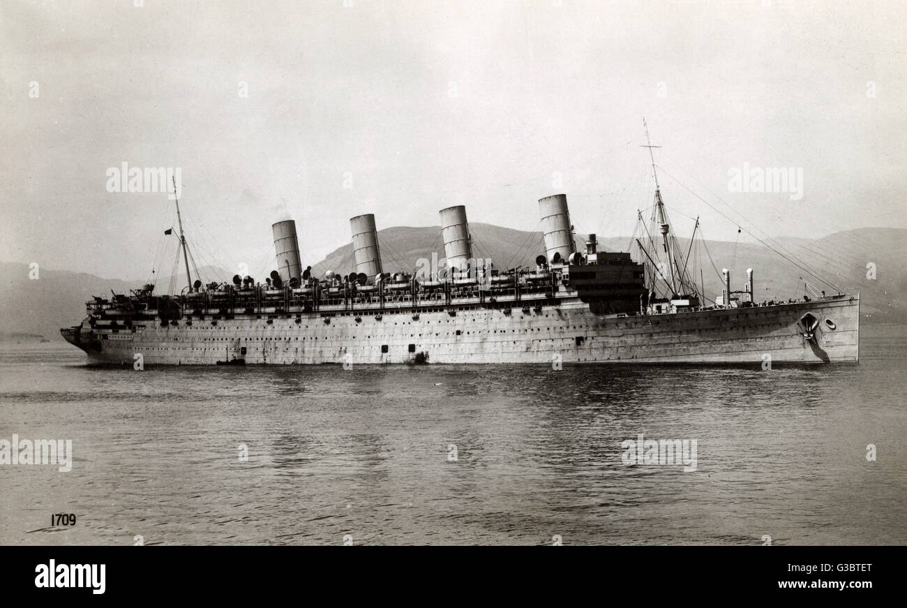 RMS Aquitania, Cunard Cruise ship, vu ici dans la peinture de la guerre pendant la Première Guerre mondiale. Le navire a servi comme un croiseur marchand armé, comme un transport de troupes et qu'un navire-hôpital. Date : 1914-1918 Banque D'Images