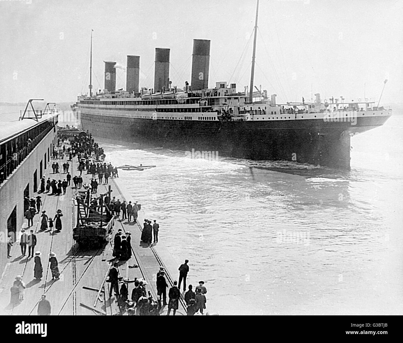 RMS Olympic, White Star Line cruise ship, laissant Southampton, avec des gens à regarder depuis le quai au début du xxe siècle. Banque D'Images