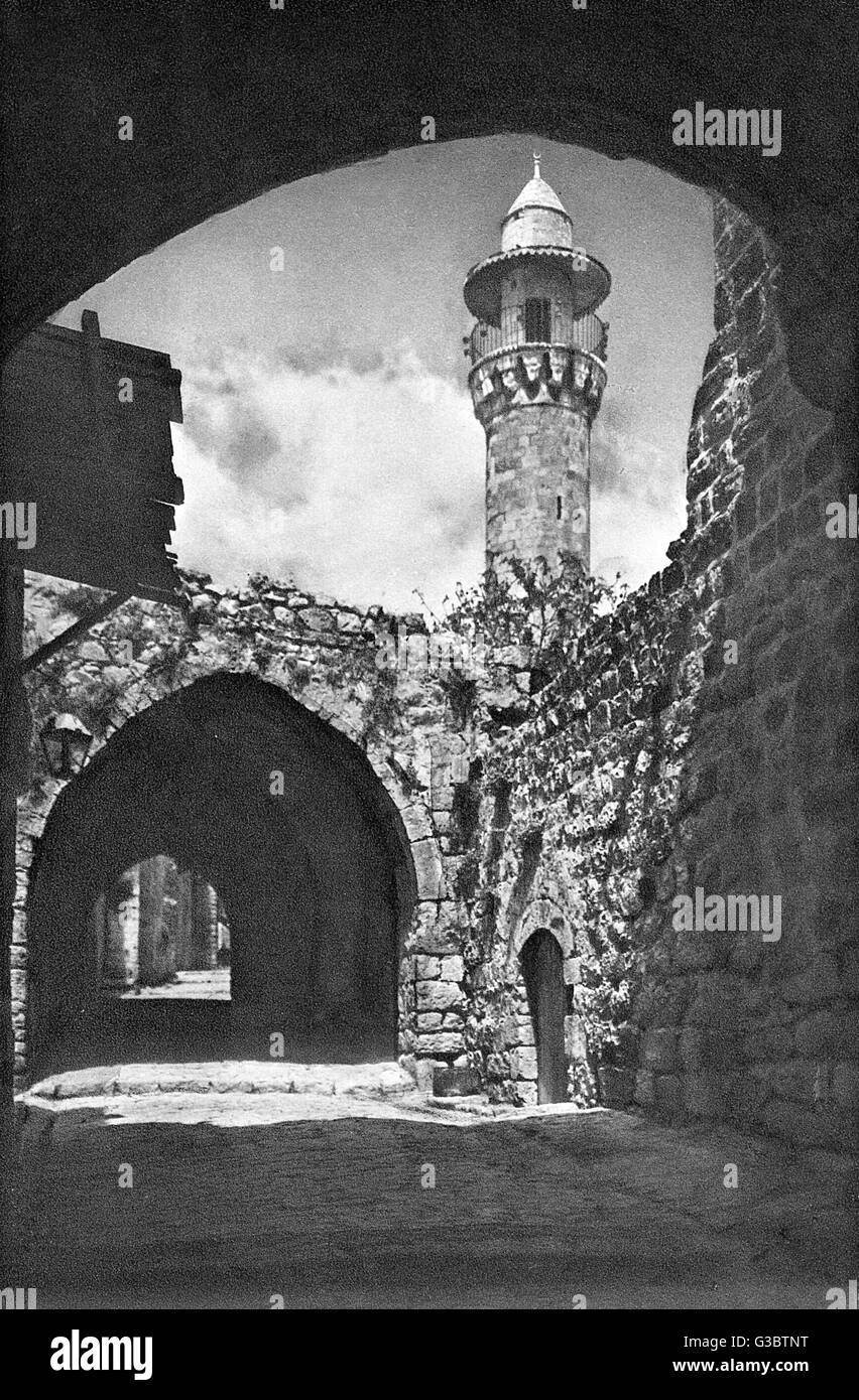 Rue avec minaret, Jérusalem Banque D'Images