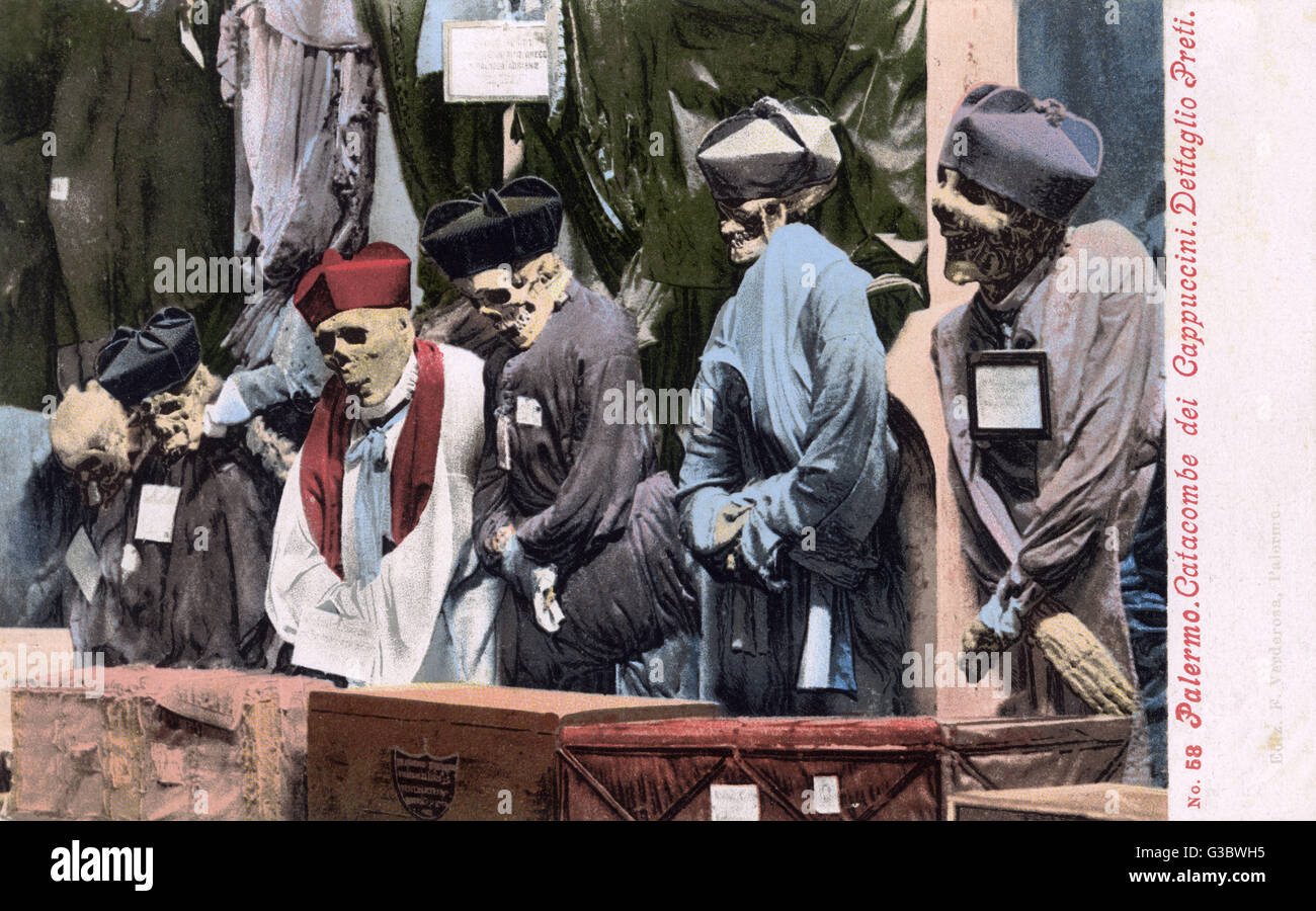 Les Catacombes capucines de Palerme (Catacombes dei Cappuccini) sont des catacombes d'inhumation à Palerme, Sicile, Italie du sud - une attraction touristique un peu macabre ! Date : vers 1910 Banque D'Images