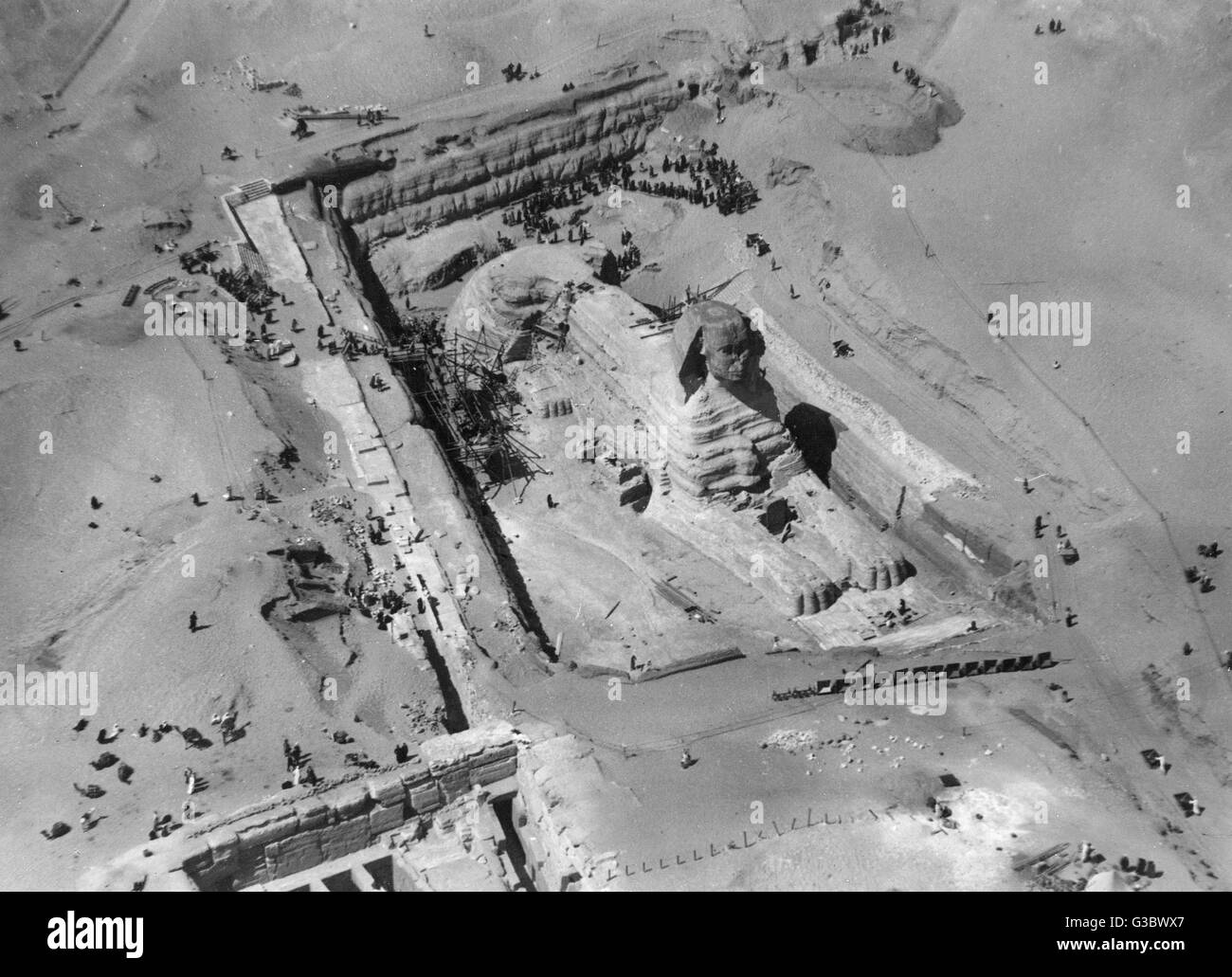 Le grand Sphinx, Giza, Egypte - photographie aérienne. Noter le site est toujours en cours d'excavation à ce stade. Date : vers 1930 Banque D'Images