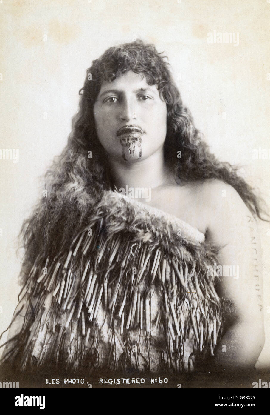 Femme maorie tatouée avec des lèvres et le menton, en Nouvelle-Zélande. Date : début du xxe siècle Banque D'Images