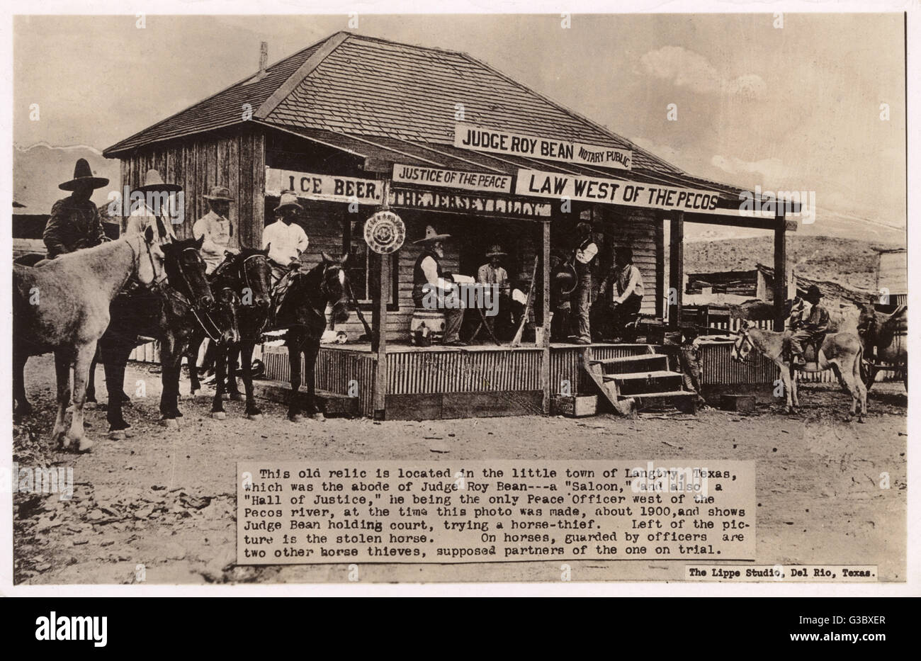 Juge Roy Bean essayant un voleur de chevaux sur le porche de son palais de saloon, dans la petite ville de Langtry, Texas, USA. Sur la gauche de la photo est le cheval volé. Haricot était le seul agent de la paix à l'ouest de la Pecos River en ce moment. Date : vers 19 Banque D'Images