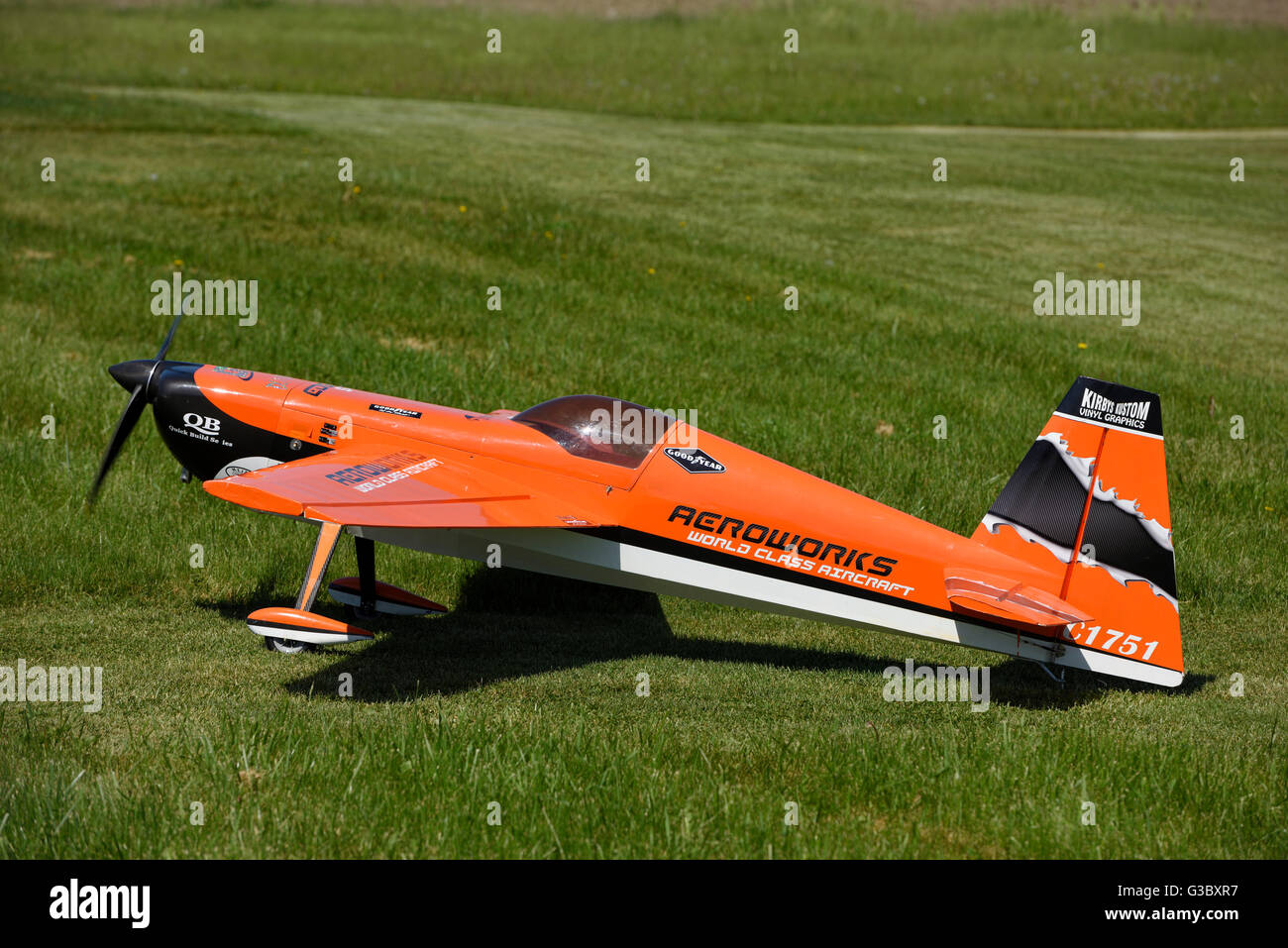 Une seule hélice avion radio-commandé le roulage sur piste en herbe Banque D'Images