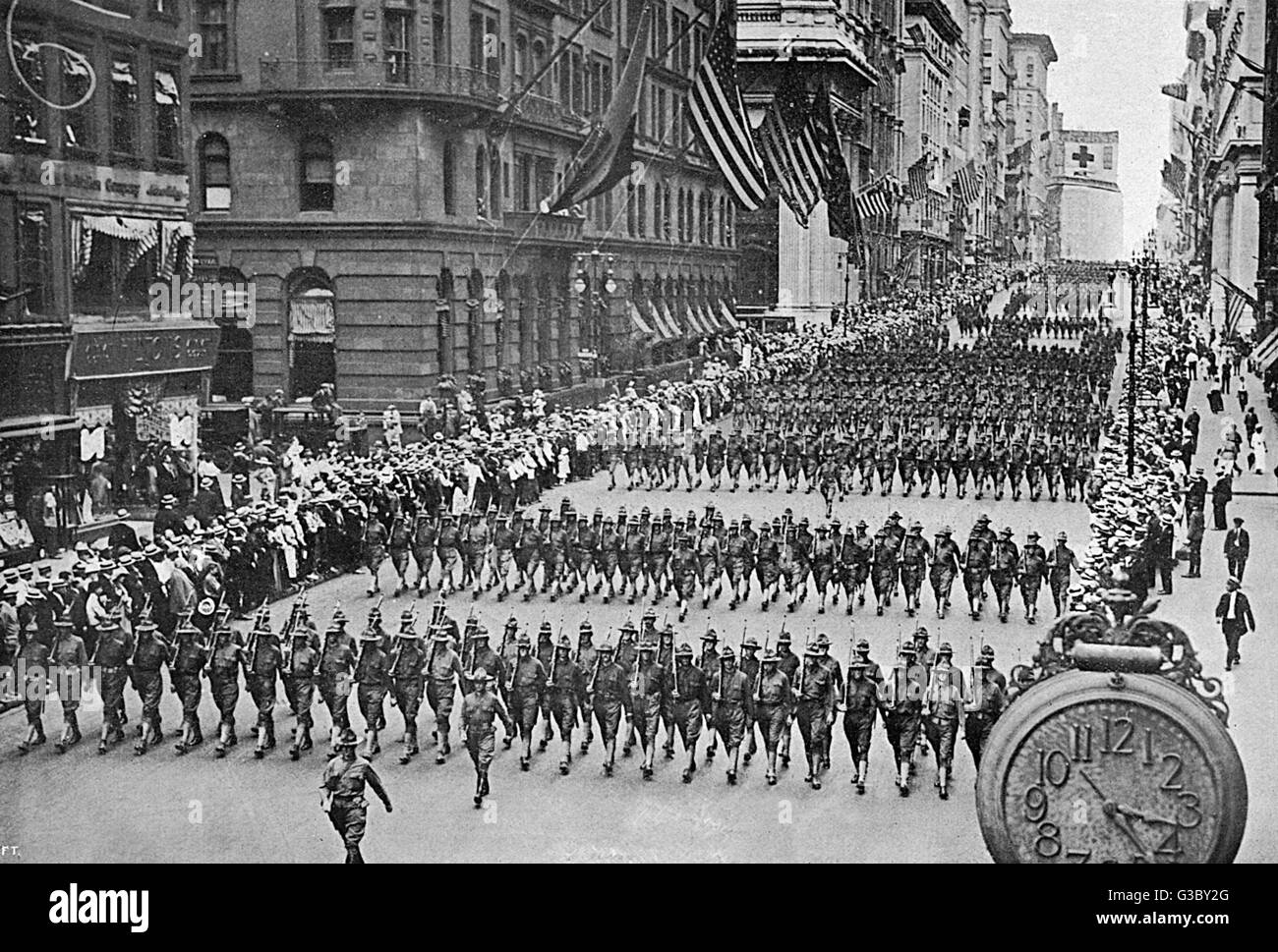 WW1 - les troupes américaines défilent dans New York avant le départ pour la France. Date : 1917 Banque D'Images