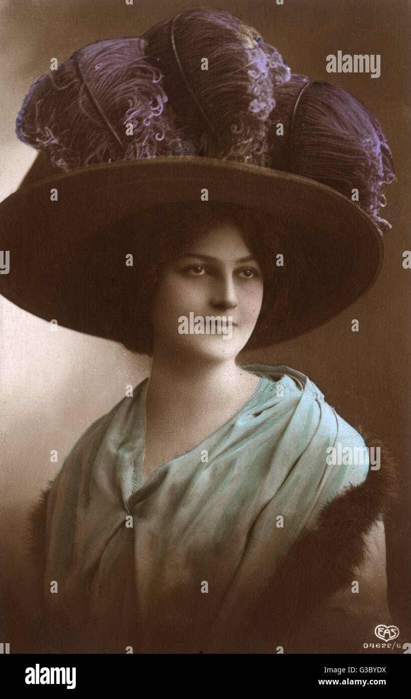 Belle Dame portant un extraordinaire grand chapeau de plumes d' autruche  (teintes mauve). Date : vers 1910 Photo Stock - Alamy