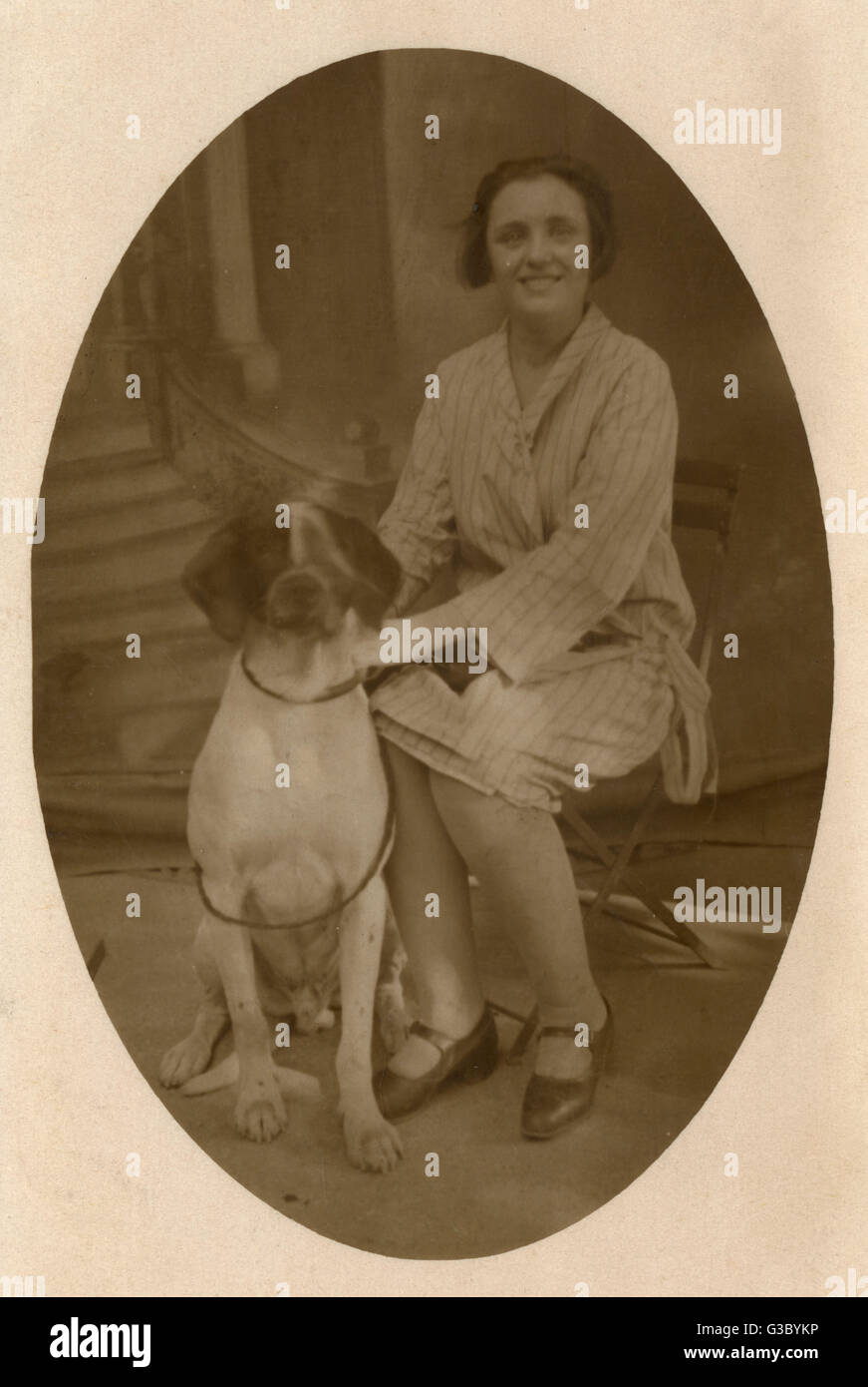 Jeune femme avec chien Banque D'Images