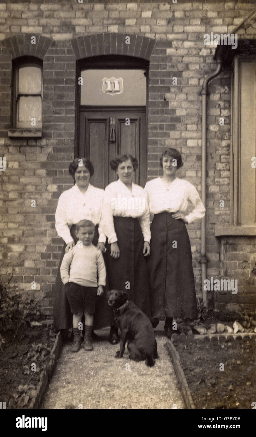 Trois femmes et un garçon avec un chien Banque D'Images