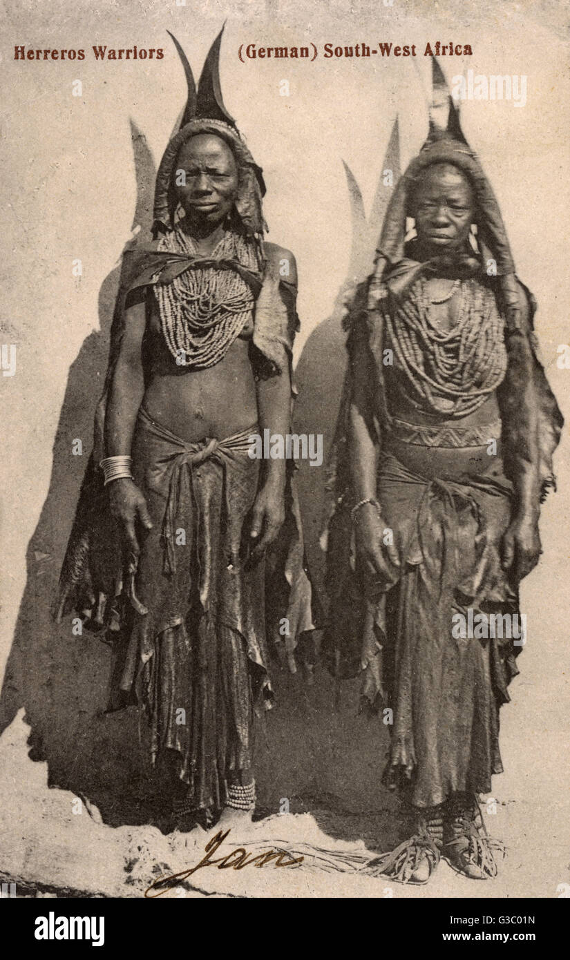 Guerriers hereros - Namibie (au point que l'Afrique du Sud-ouest allemand). Les Héréros sont un groupe ethnique vivant dans certaines régions d'Afrique australe, avec la majorité résidant en Namibie et le reste trouvés au Botswana et en Angola. En 1904, le peuple Herero et Nama bega Banque D'Images