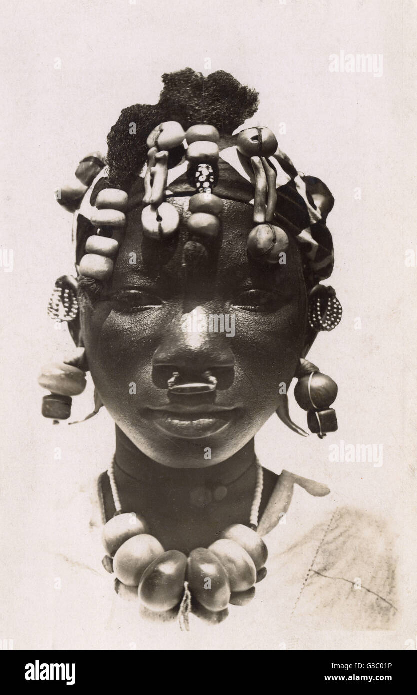 Jeune fille Soninké du Mali portant des perles merveilleuses perles et coiffure. Le Soninké (appelé aussi Sarakole, Seraculeh ou Serahuli) sont un peuple mandingue qui descendent du Bafour et sont étroitement liés à la Mauritanie d'Imraguen. Date : vers 193 Banque D'Images