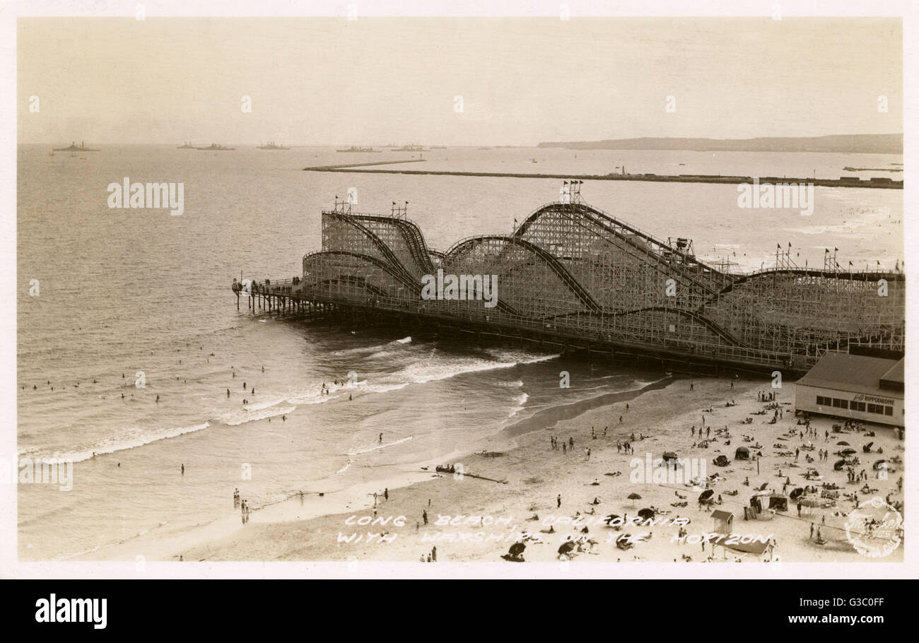 Long Beach, Californie, USA (avec des navires à l'horizon). Le brochet était dans un parc d'attractions en bord de mer sur un quai et célèbre pour sa signature attraction le Cyclone Racer (photo). Date : vers 1930 Banque D'Images