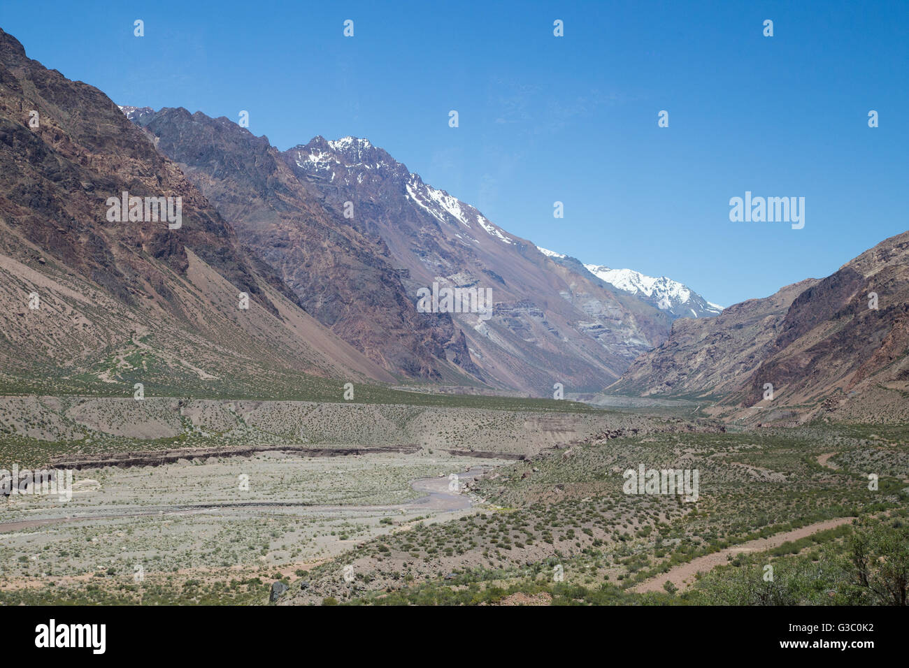 Paysage le long de la Route Nationale 7 par gamme de montagne des Andes près de la frontière de l'Argentine. Banque D'Images