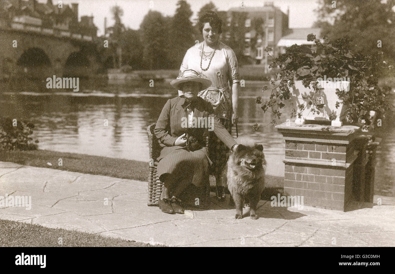 Deux femmes et un chien à East Sheen, West London Banque D'Images