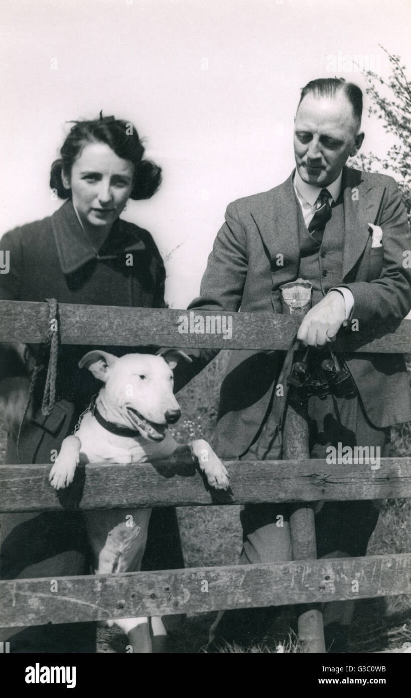 Couple sur une promenade dans la campagne avec un bull terrier, daté de mai 1939. Date : 1939 Banque D'Images