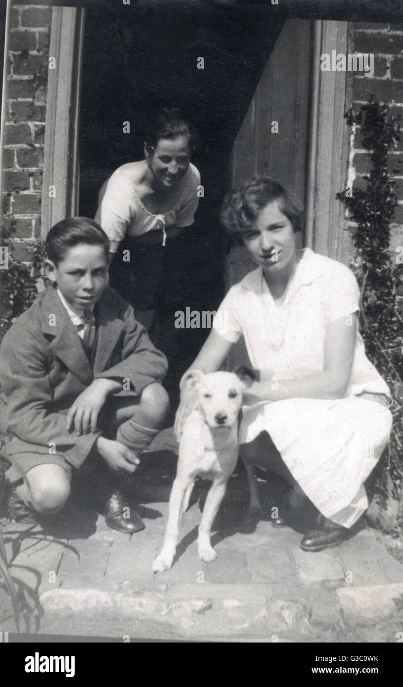 Famille de trois avec un chien dans une porte Banque D'Images