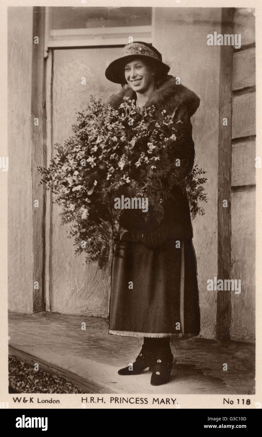 La princesse Mary, Princesse royale et comtesse de Harewood (18971965) - le troisième enfant et seule fille du roi George V et la reine Mary - British image - la taille du bouquet me semble être à l'origine de sa grande hilarité. Date : vers 1925 Banque D'Images