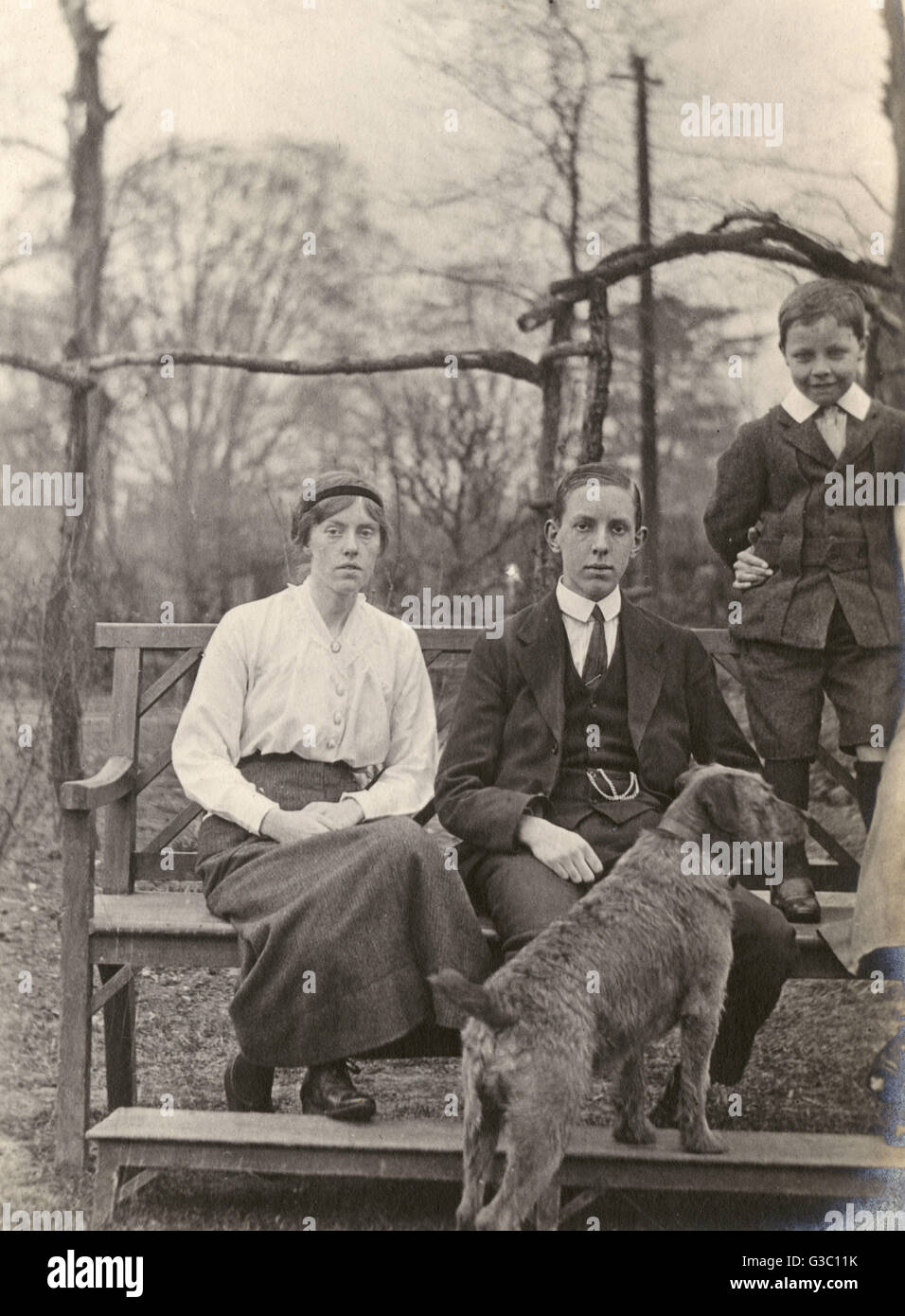 Groupe familial avec un chien dans un jardin Banque D'Images