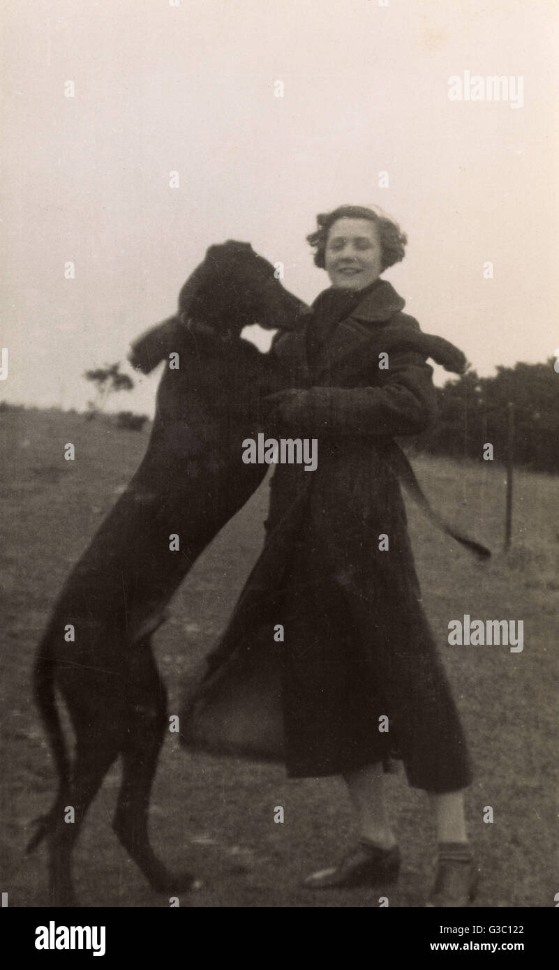 Femme avec grand chien dans un champ Banque D'Images