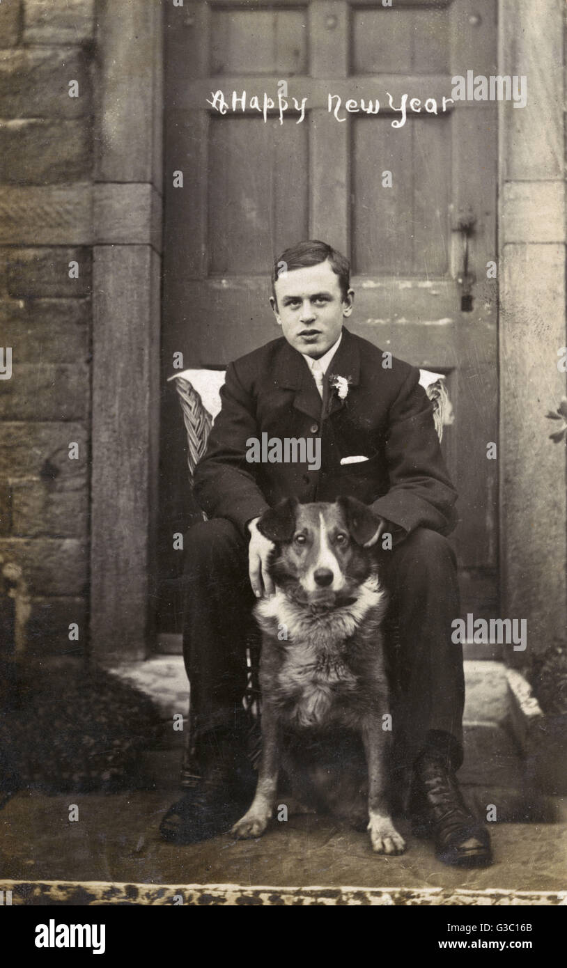 Jeune homme avec chien à l'extérieur d'un bâtiment Banque D'Images