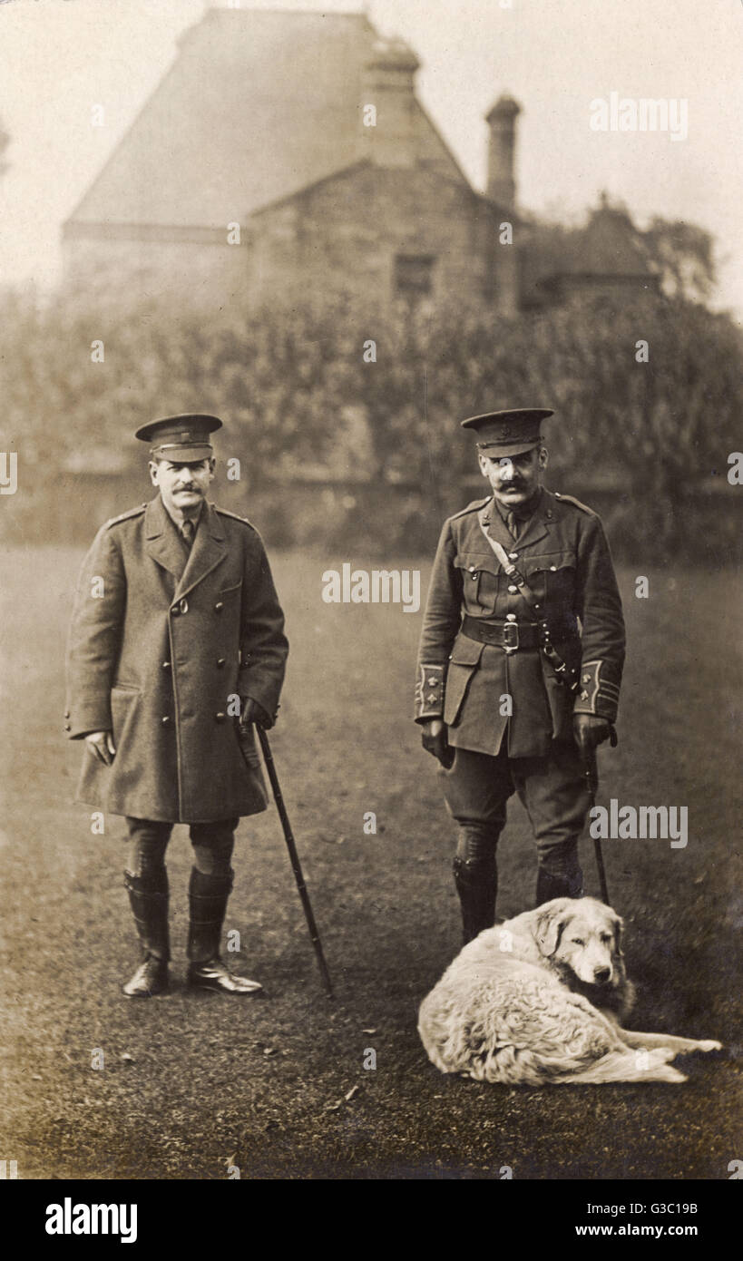 Deux soldats avec un chien dans un jardin Banque D'Images