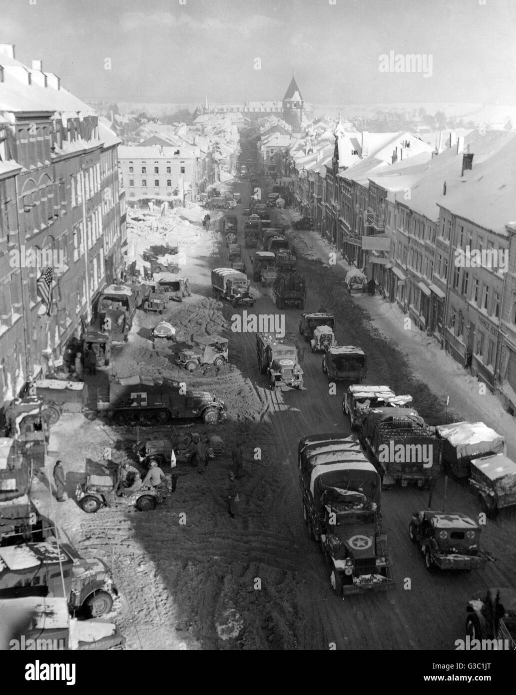 Soldats et véhicules de la 90e Division d'infanterie américaine dans la ville belge de Bastogne. La ville avait été assiégée en décembre 1944 lors de la Bataille des Ardennes. Le 90e avait déménagé dans Bastogne le 21 janvier, et le 22 à l'attaque Banque D'Images