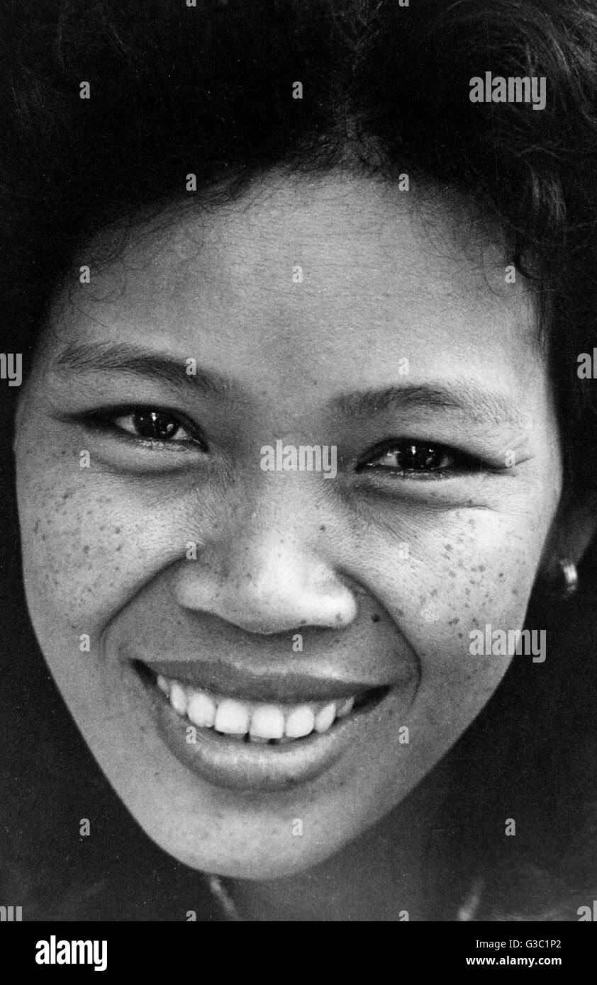 Fille souriante dans la jungle, Angkor, Cambodge Banque D'Images