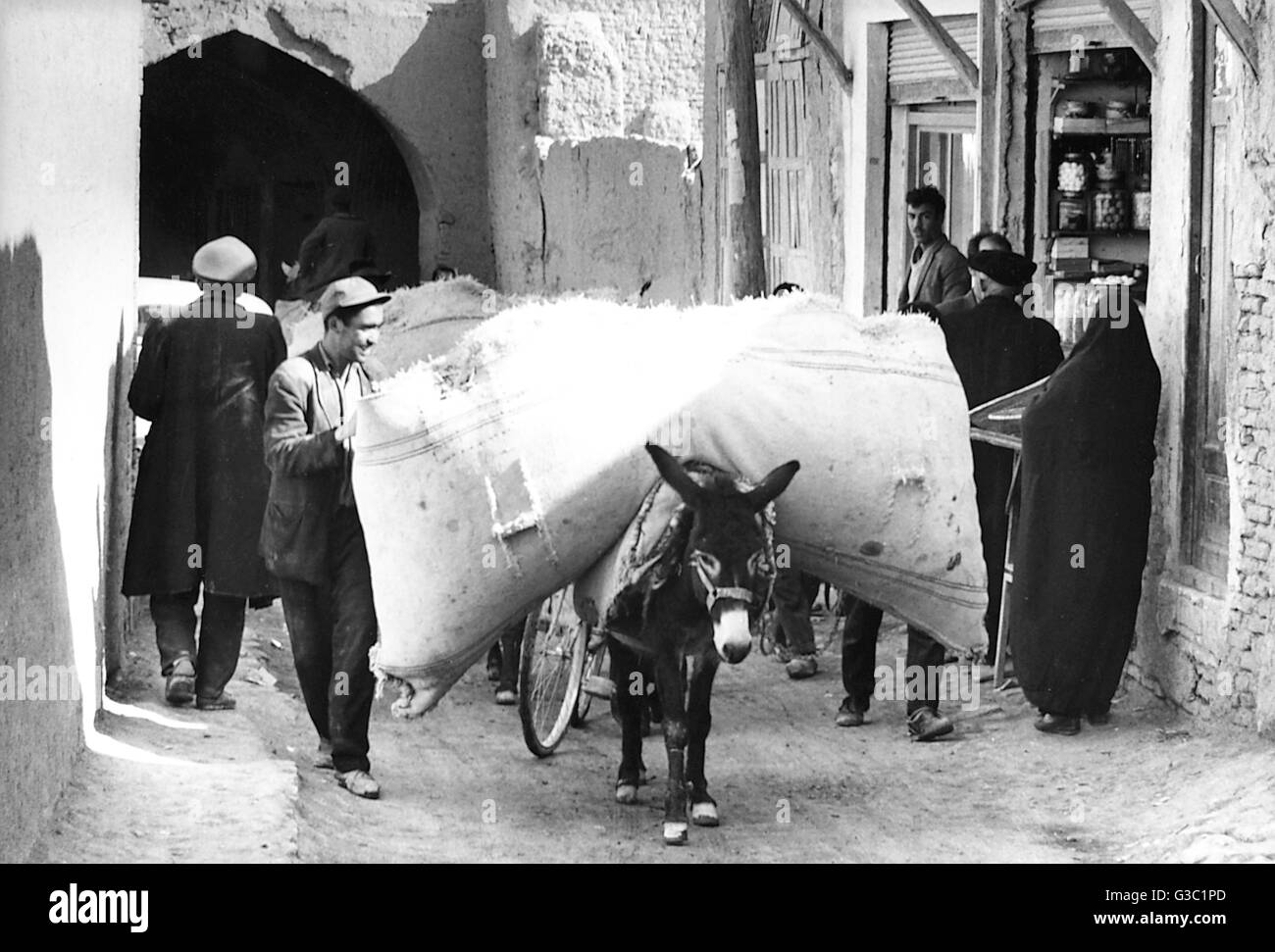 Âne dans une vieille rue, Ispahan, Perse (Iran) Banque D'Images