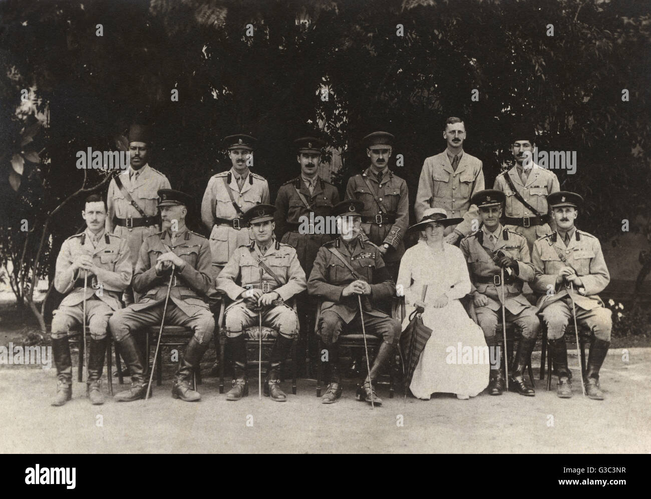 Photo de groupe, Gouverneur général et Sirdar de l'armée égyptienne, Sir Lee Stack Oliver Fitzmaurice (1868-1924), et le personnel, dans le Soudan anglo-égyptien, 24 janvier 1919. Pile (première rangée, troisième à partir de la gauche) a été assassiné pendant la conduite par Le Caire le 19 novemb Banque D'Images