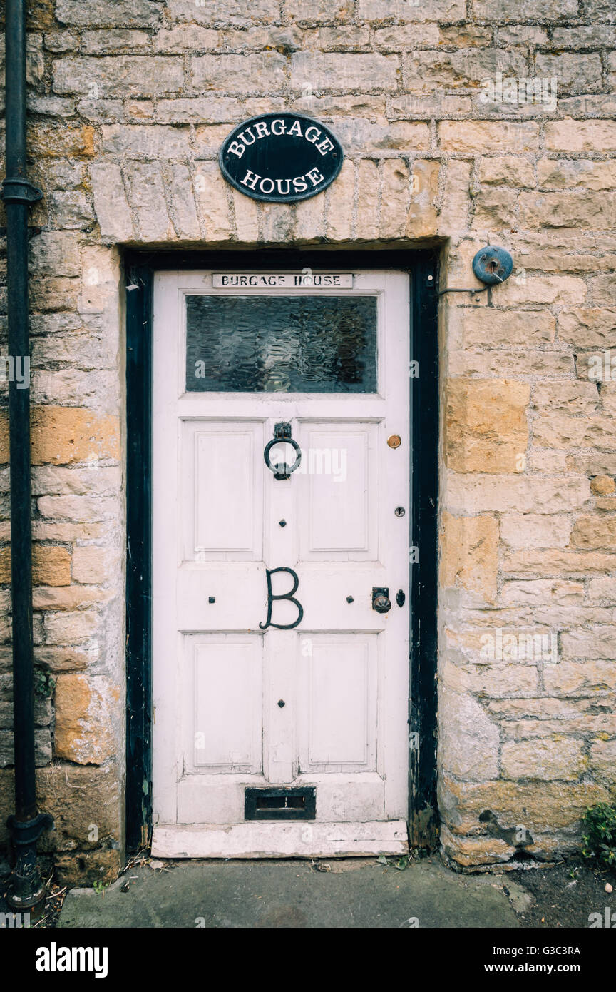 STOW-ON-THE-WOLD, UK - 12 août 2015 : La pierre calcaire cottage entrée. Porte en bois peint. Banque D'Images