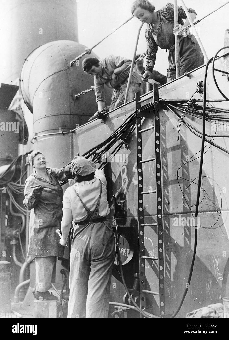 WW2 - femmes peignant des navires - effort de guerre Banque D'Images