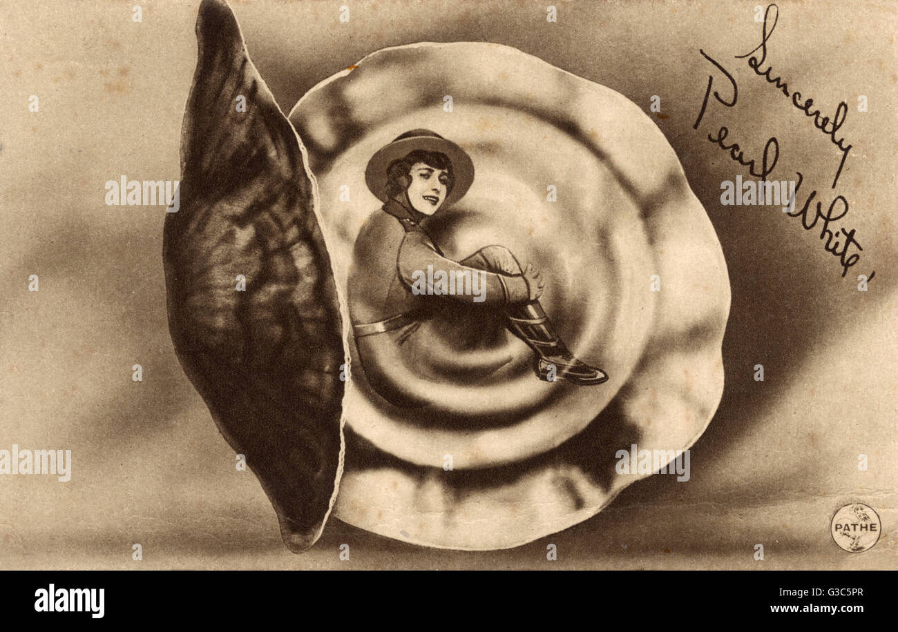 Pearl Fay White (18891938) - actrice américaine, la "Reine" des cascadeurs films muets, notamment dans 'les périls de Pauline" (1914). Ici, elle est habillée en uniforme de la WW1 et pose à l'intérieur d'une coquille pearl ! Date : vers 1917 Banque D'Images