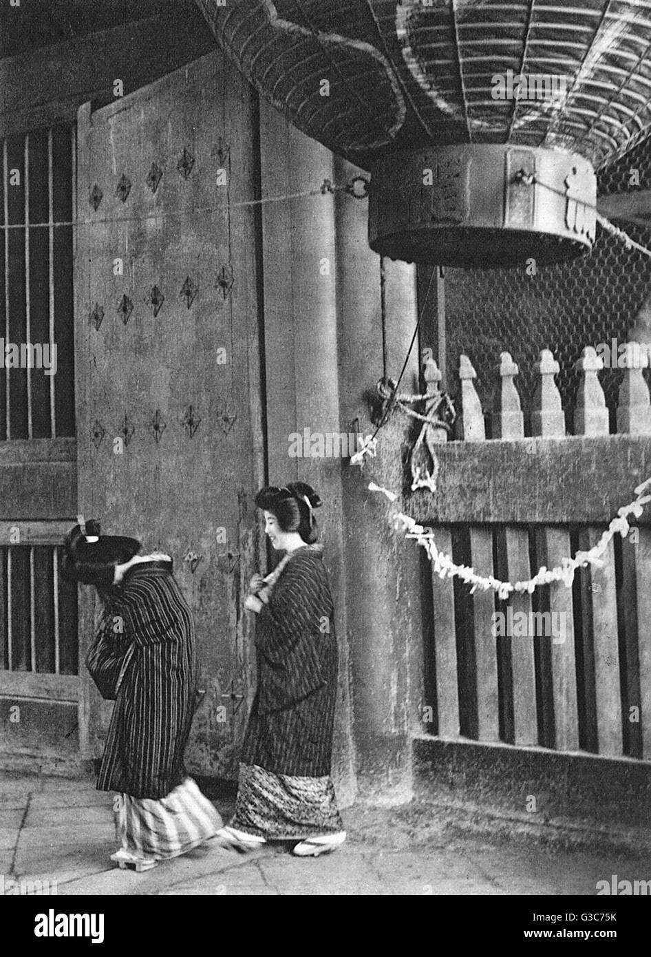 Deux Geishas marchent à l'extérieur d'un temple. Banque D'Images