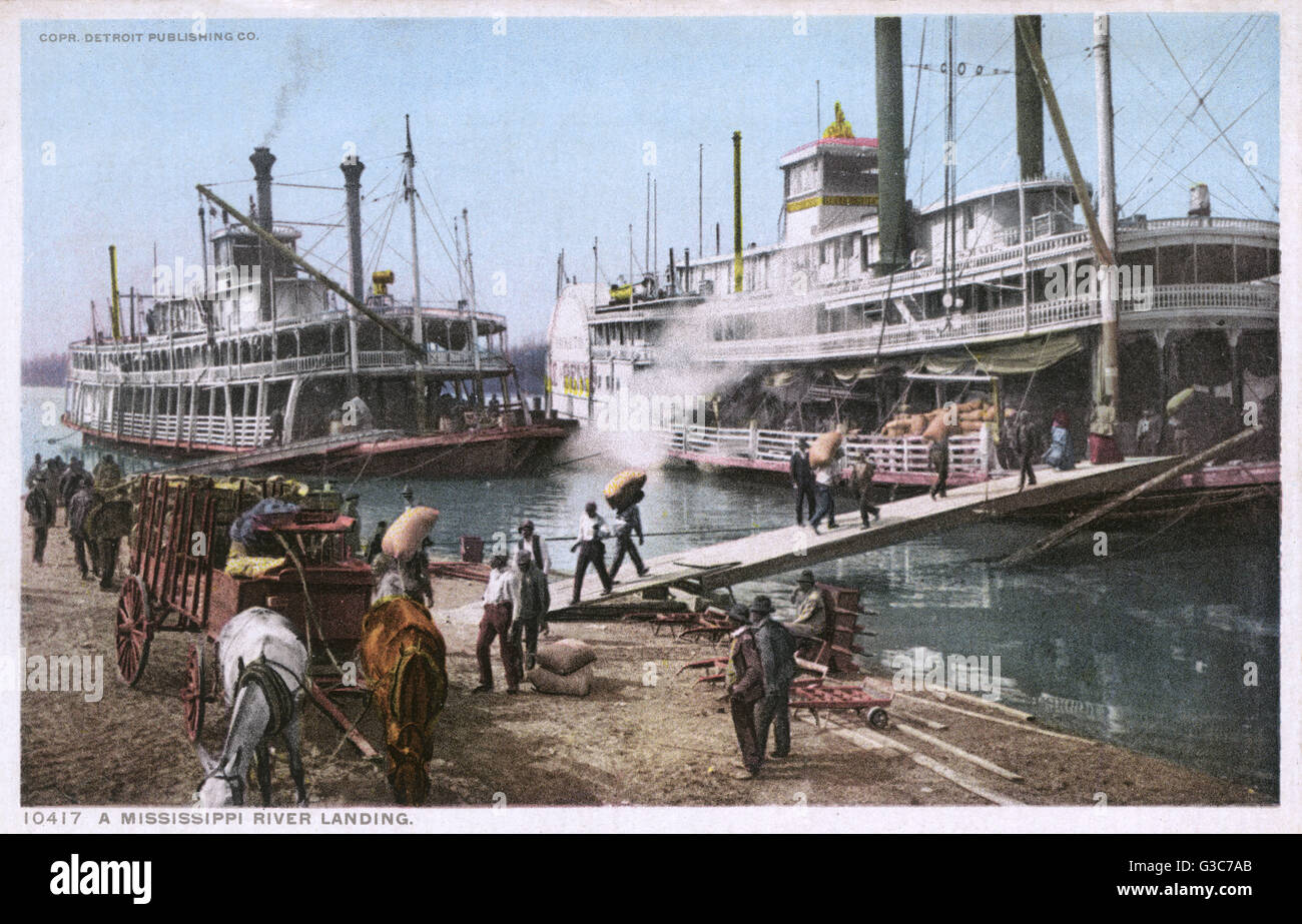 Fleuve Mississippi à l'atterrissage à Vicksburg, Mississippi, USA, avec deux bateaux à vapeur, le Belle de Calhoun (à gauche) et la Belle of the bends (droite). Date : vers 1905 Banque D'Images