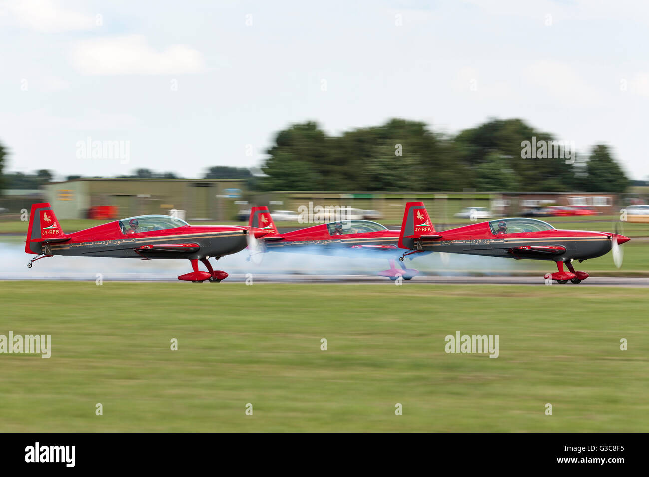 Royal Jordanian Falcons aerobatic team dans leur utilisation des EA-300L'avion qui décolle de la RAF Waddington Airshow Banque D'Images