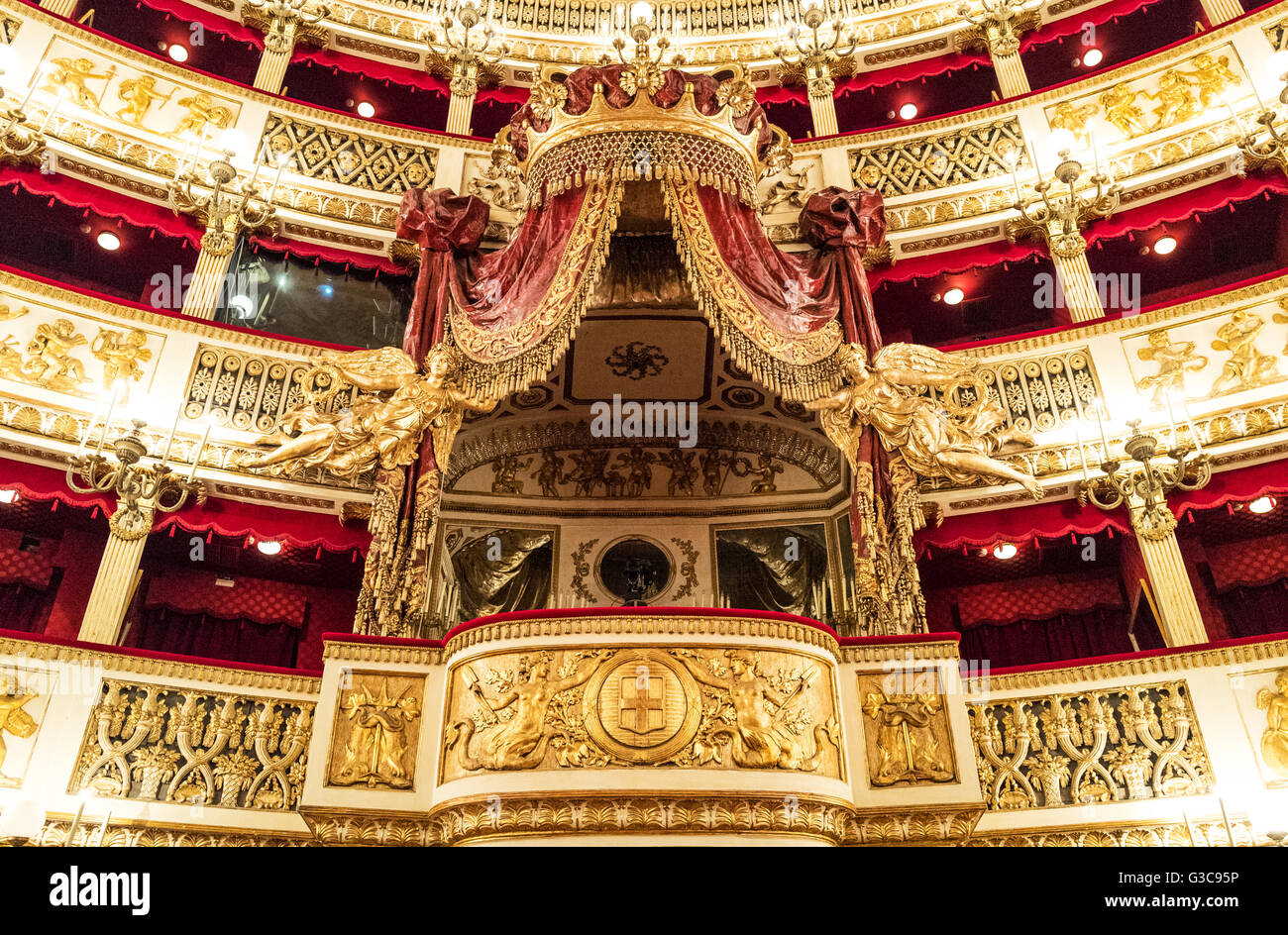 Naples, Italie - 3 août 2015 : Plebiscito, la place royale du théâtre San Carlo Banque D'Images